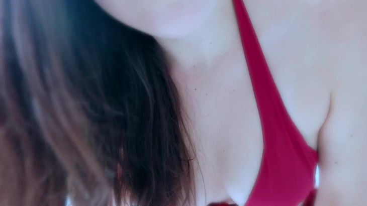 ASMR女友角色扮演视频在线播放：近距离耳语与个人关注助眠体验