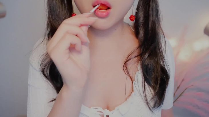 ROSE ASMR吃棒棒糖视频在线播放：沉浸式糖果咀嚼声助眠放松