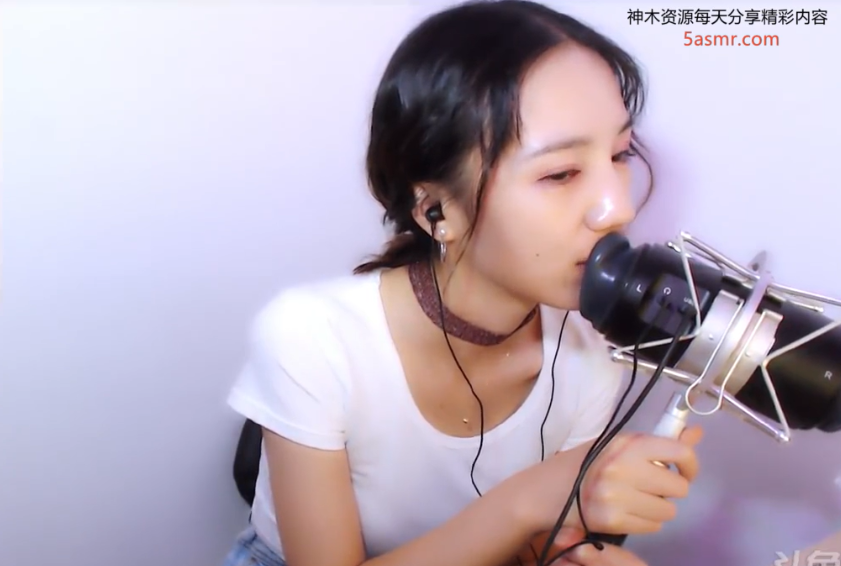 斗鱼贝拉小姐姐早期asmr舔耳哄睡助眠
