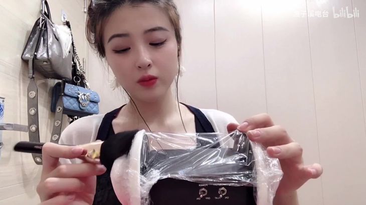 渔子溪ASMR视频在线播放：保鲜膜捂耳、轻扫低语，沉浸式助眠体验