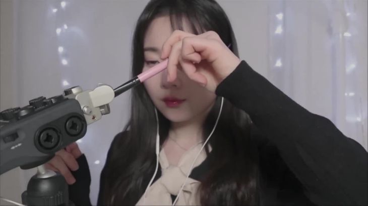 ASMR主播nara在线播放:沉浸式刷子扫除与相机触感助眠视频