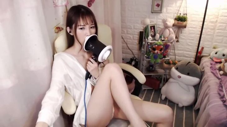 桃桃ASMR视频在线观看:温柔舔耳与白袜摩擦助眠音