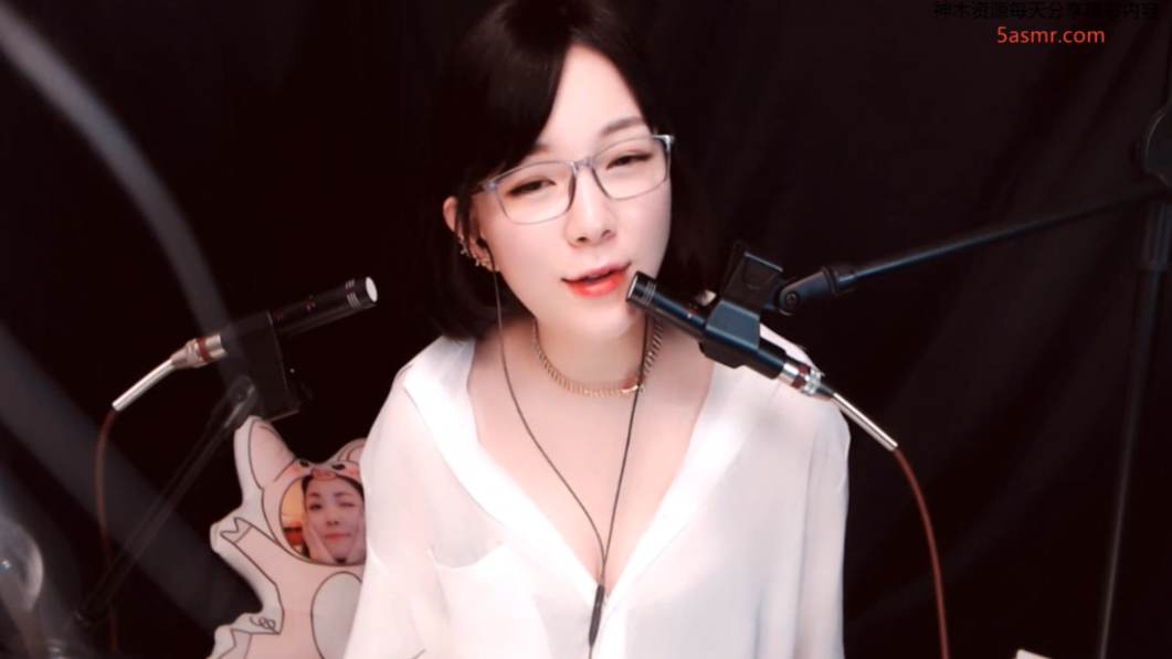 虎牙肉艾松ASMR 用羽毛棒清理大夫的疲惫