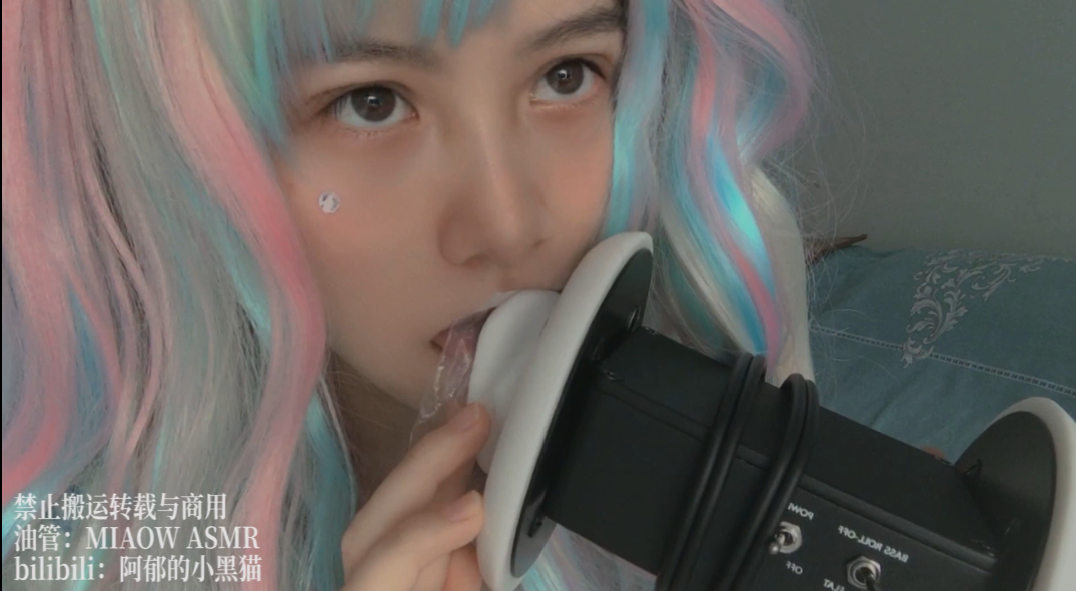  阿郁的小黑猫会员舔耳